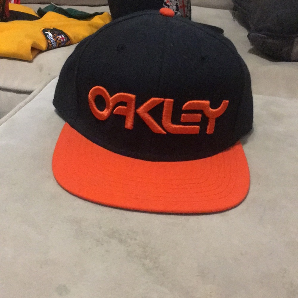 Black oakley snap back hat